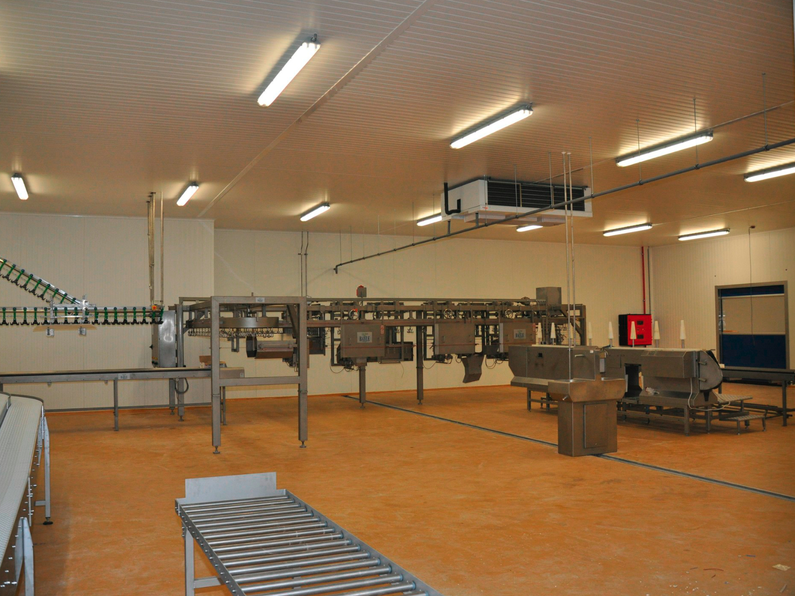 Automatic cut-up line for poultry slaughtering processing